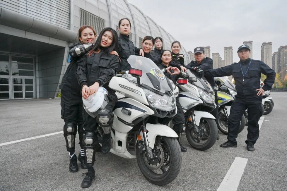 身高都在1.7米以上！围观福州交警女子骑警队高难度训练