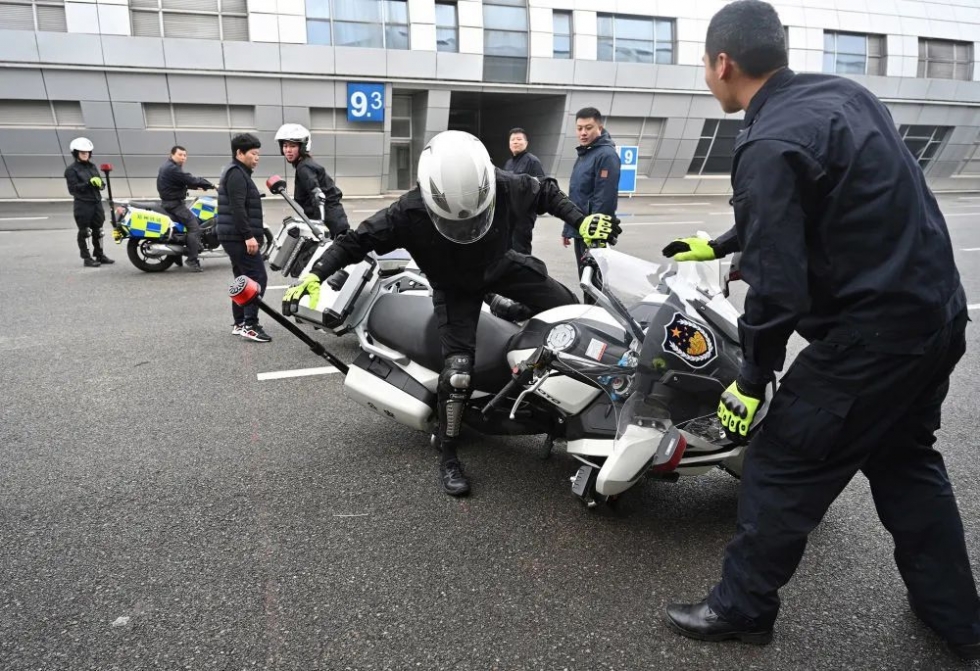 身高都在1.7米以上！围观福州交警女子骑警队高难度训练