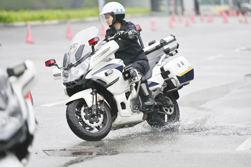 身高都在1.7米以上！围观福州交警女子骑警队高难度训练