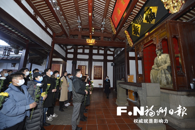 话剧《林则徐》剧组人员探访林则徐纪念馆