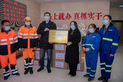 致公党福建省直党员联合爱心企业慰问一线环卫工人