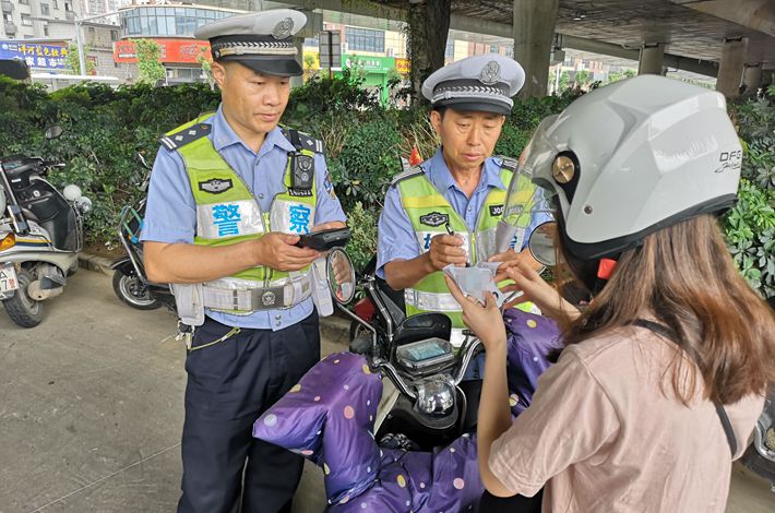 晋安交警1小时查处52起非机动车交通违法行为