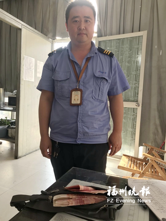 七旬依伯丢了近万元现金 女儿哄他说找到了 司机拾金不昧善意谎言成真