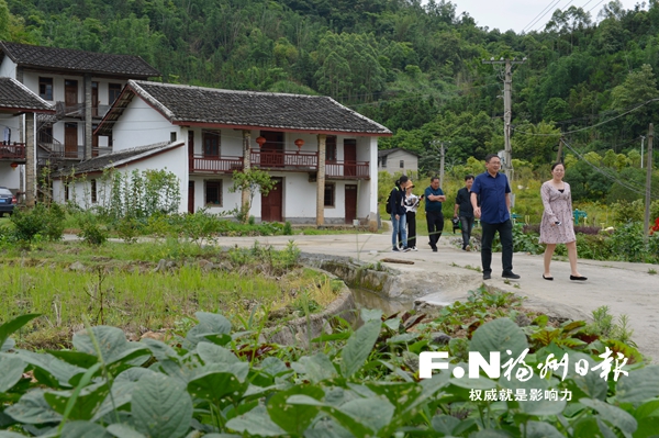 闽清县金沙镇广峰村开展“六清”整治后，街道整洁。