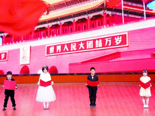 二年级的小朋友们用自己声音告诉我们：作为中国人，我们无比的骄傲自豪。
