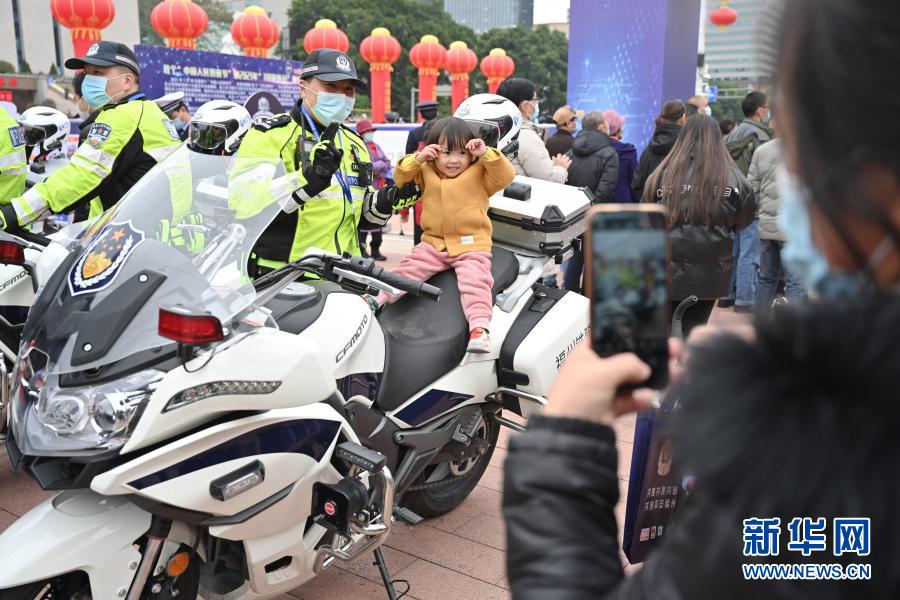 福建福州：警民共庆“警察节”