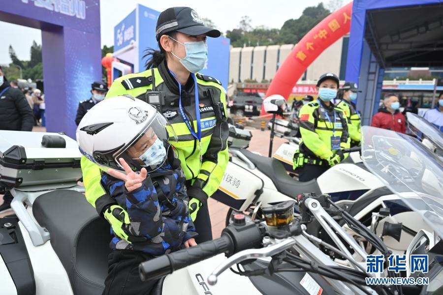 福建福州：警民共庆“警察节”