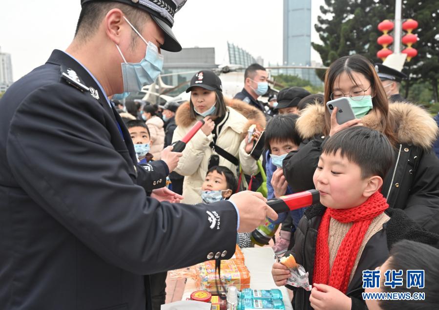 福建福州：警民共庆“警察节”