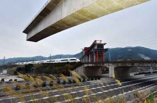 新建福厦铁路跨度最大T构桥成功转体