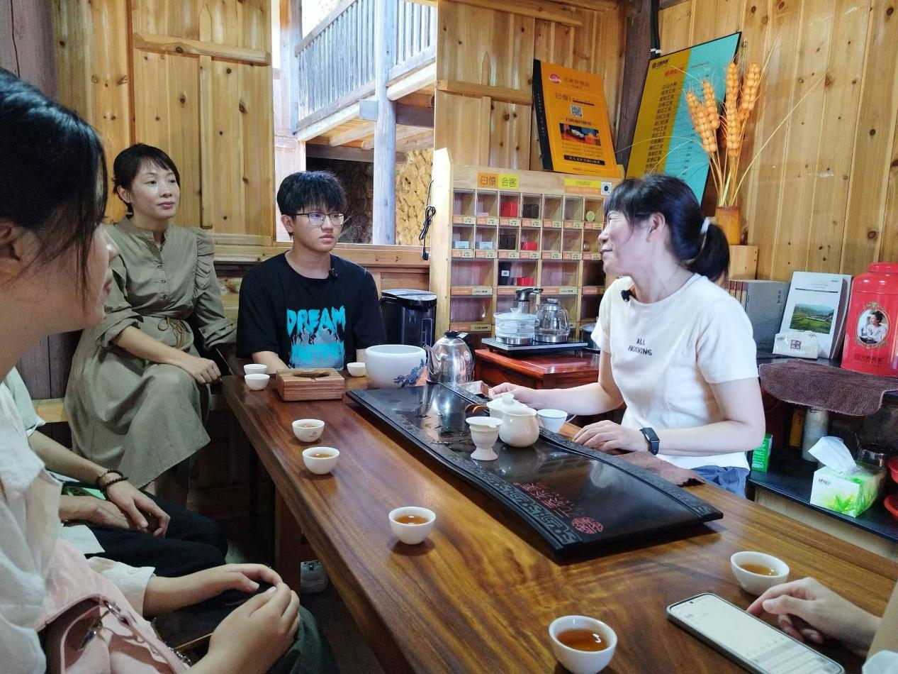 地域寻宝特攻队成员同爱荆庄李梅华书记座谈 朱昱杰摄.png