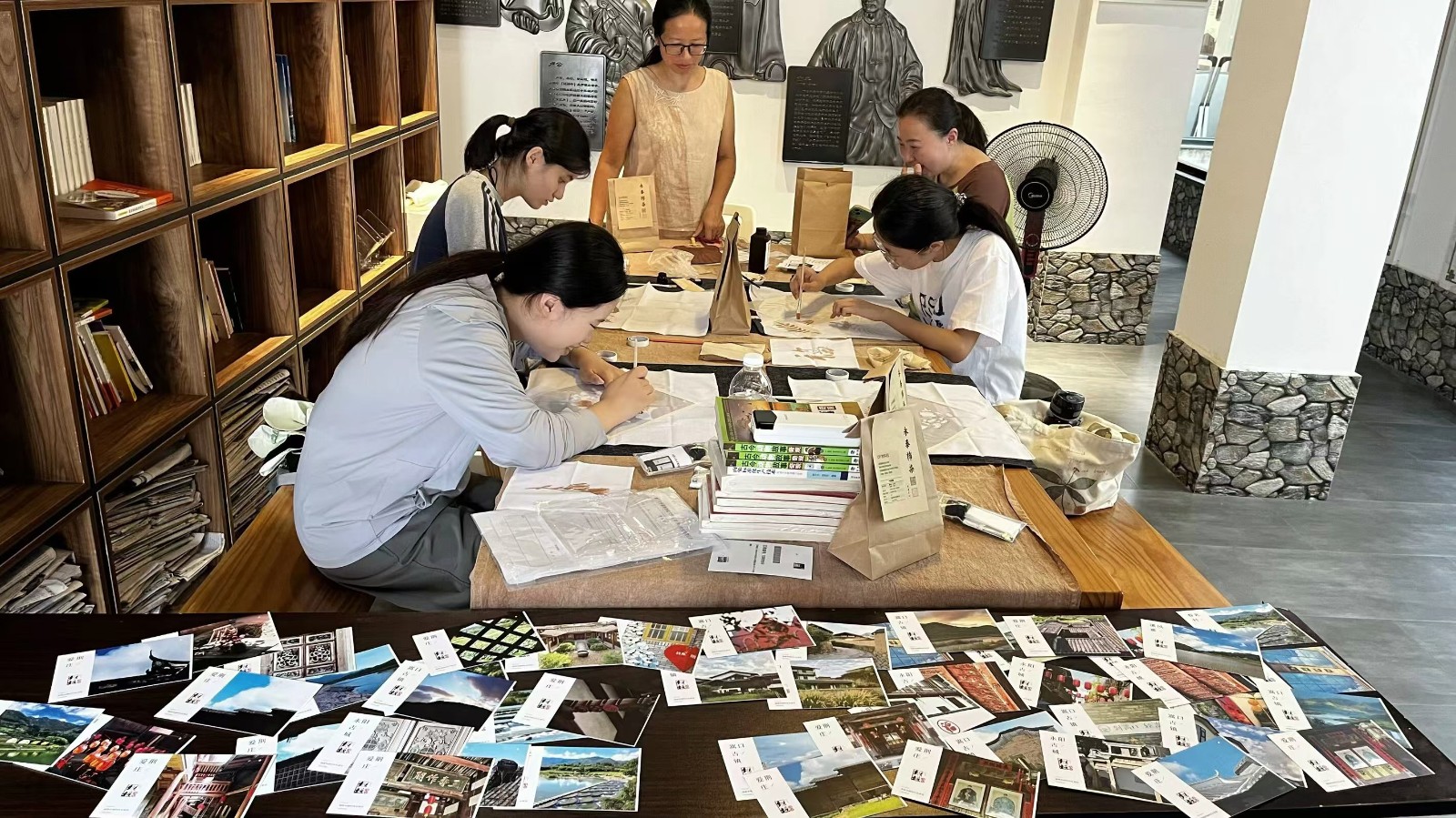 团队成员在吴婧老师的指导下进行柿染体验 鄢玲老师摄