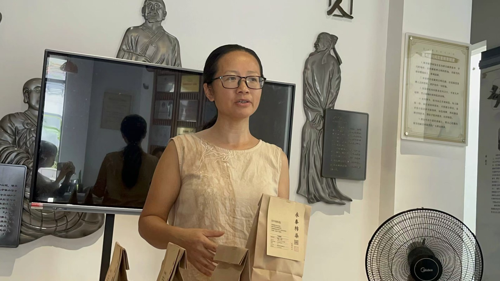 吴婧老师接受采访 苏雪倩摄